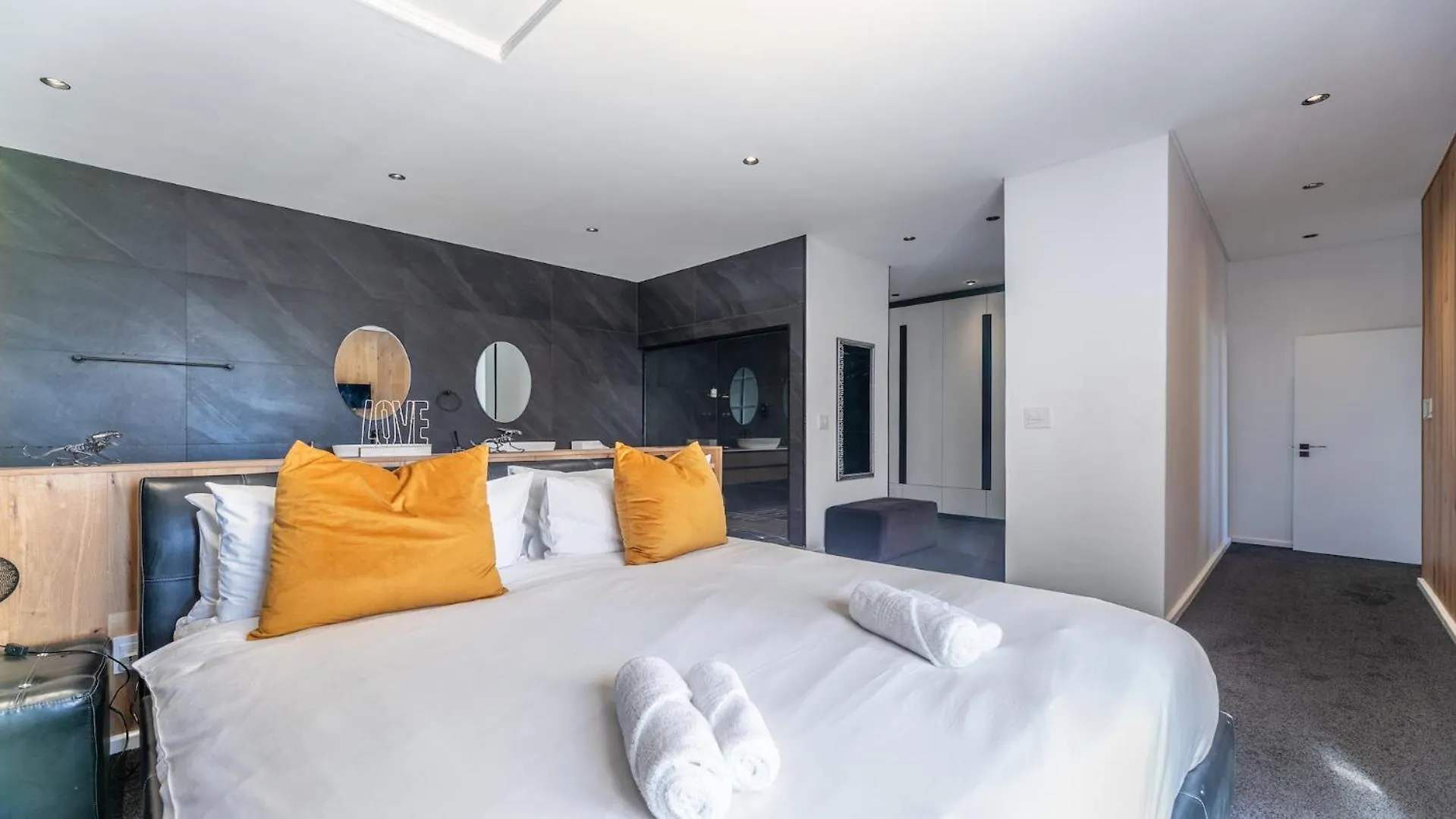 Exclusive 3-Bedroom Luxury Villa Cape Town Cbd